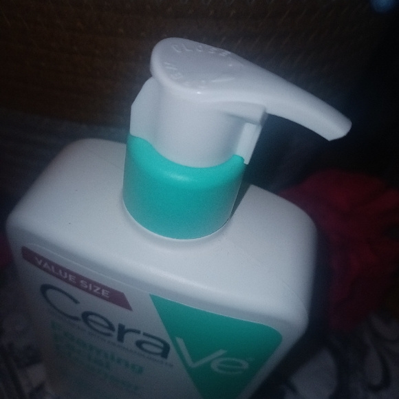 **NEW** CeraVe (foaming facial cleanser) - Picture 7 of 9
